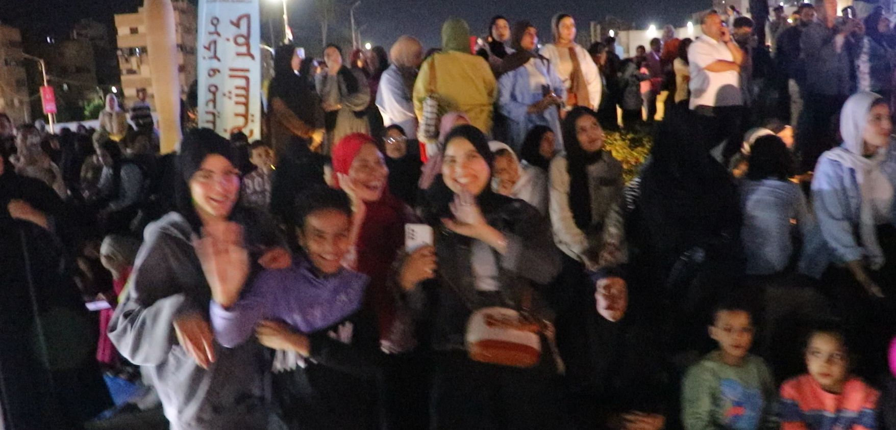 جانب من تواجد الأهالي بميدان النصر جانب من تواجد الأهالي بميدان النصر