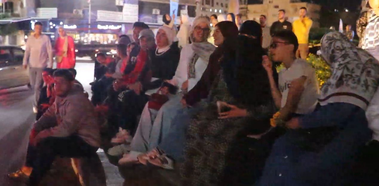 طالبات الجامعات يتابعن افتتاح المعرض طالبات الجامعات يتابعن افتتاح المعرض