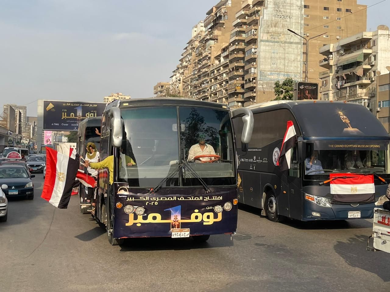 باصات المتحف الكبير تخطف الأنظار والمواطنون يلتقطون الصور باصات المتحف الكبير تخطف الأنظار والمواطنون يلتقطون الصور