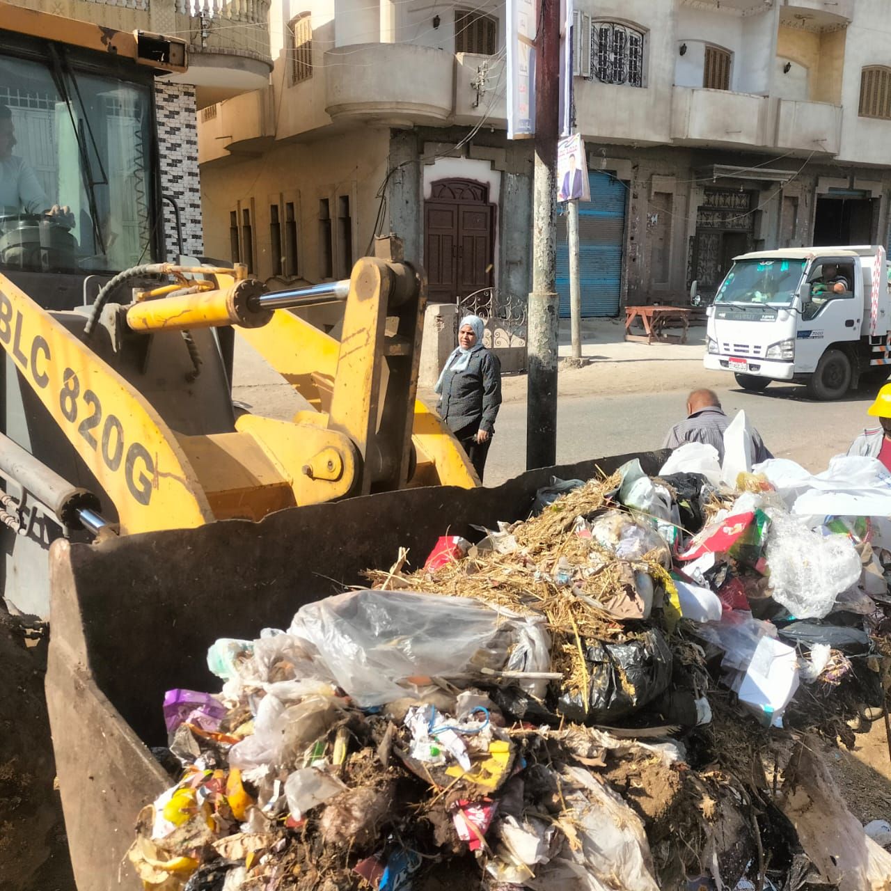 رفع المخلفات بعد انتهاء مولد إبراهيم الدسوقي