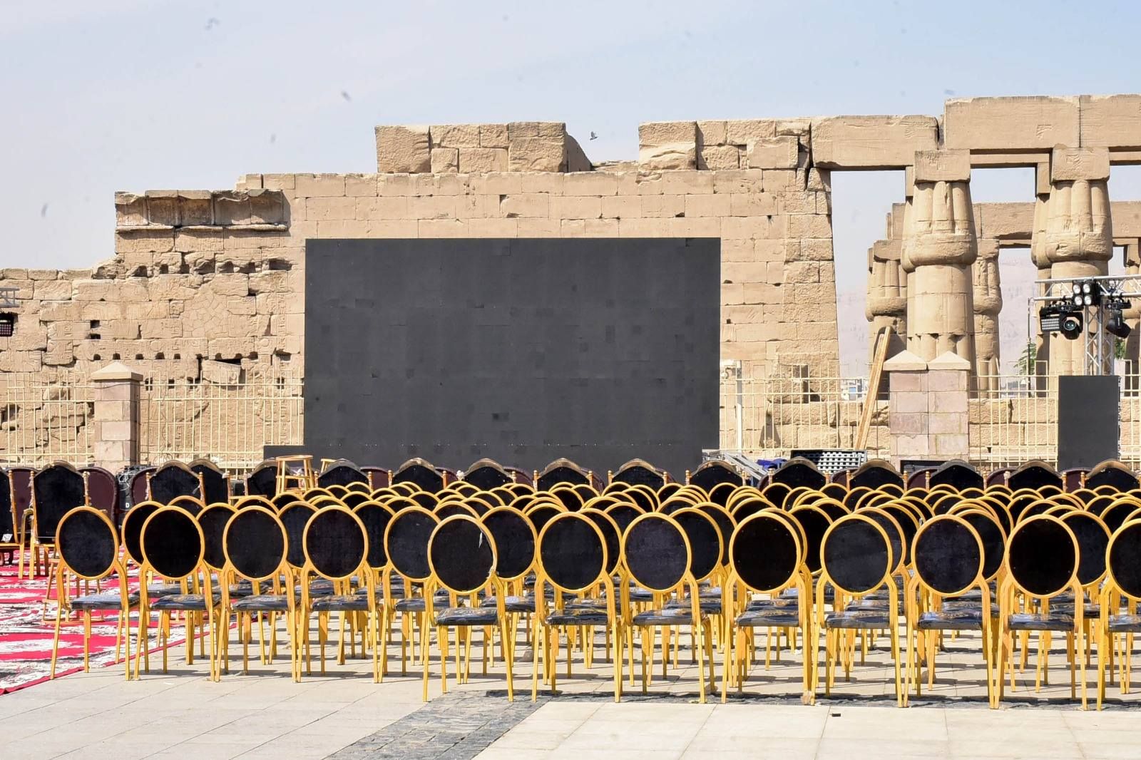 إنهاء وضع شاشات بالأقصر لبث حفل المتحف المصرى الكبير إنهاء وضع شاشات بالأقصر لبث حفل المتحف المصرى الكبير