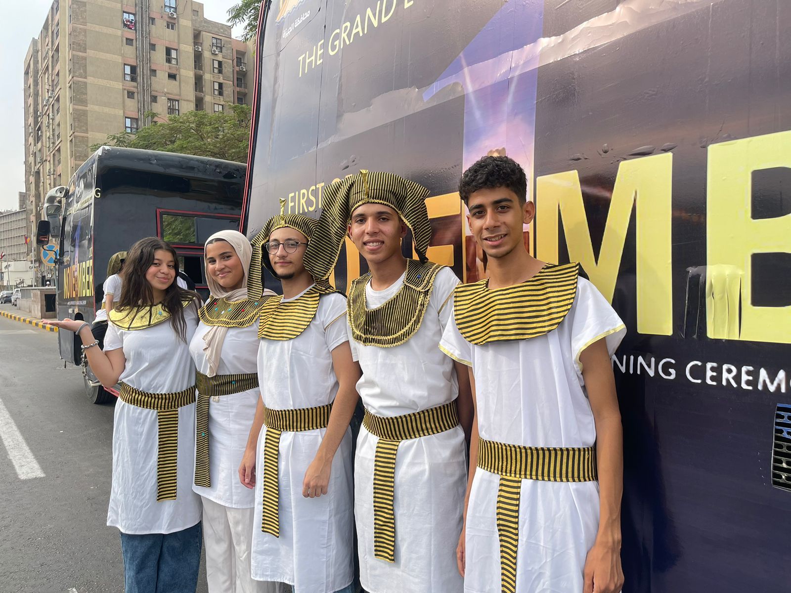 أطفال وشباب في الجيزة يرتدون الزى الفرعوني أطفال وشباب في الجيزة يرتدون الزى الفرعوني