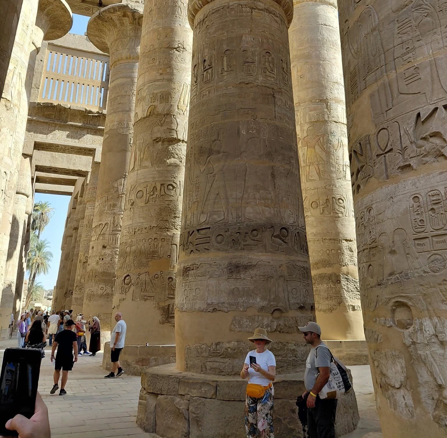 استمتاع الأجانب بين أعمدة معابد الكرنك استمتاع الأجانب بين أعمدة معابد الكرنك