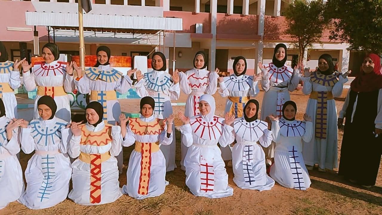 تفصيل الزى الفرعوني بمعرفة الطالبات تفصيل الزى الفرعوني بمعرفة الطالبات