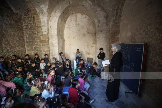 طلاب فى مدرسة الكمالية الأثرية طلاب فى مدرسة الكمالية الأثرية