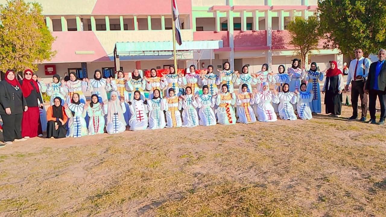 طالبات المدارس الفنية بالداخلة فى زى الفراعنة طالبات المدارس الفنية بالداخلة فى زى الفراعنة