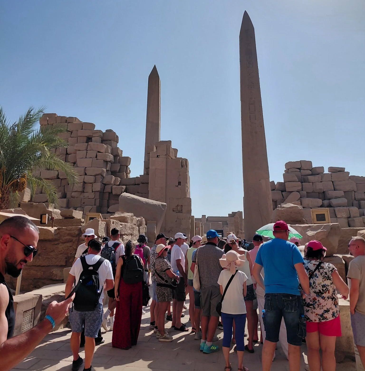 الأفواج السياحية تستمتع فى قلب معابد الأقصر الأفواج السياحية تستمتع فى قلب معابد الأقصر