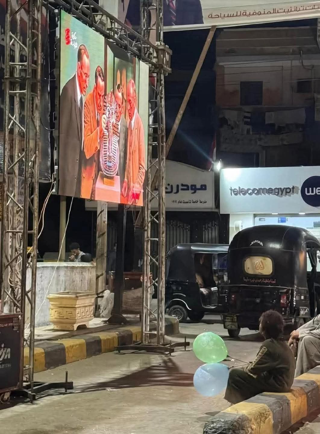 الطفلة هنا تشاهد افتتاح المتحف المصرى الكبير