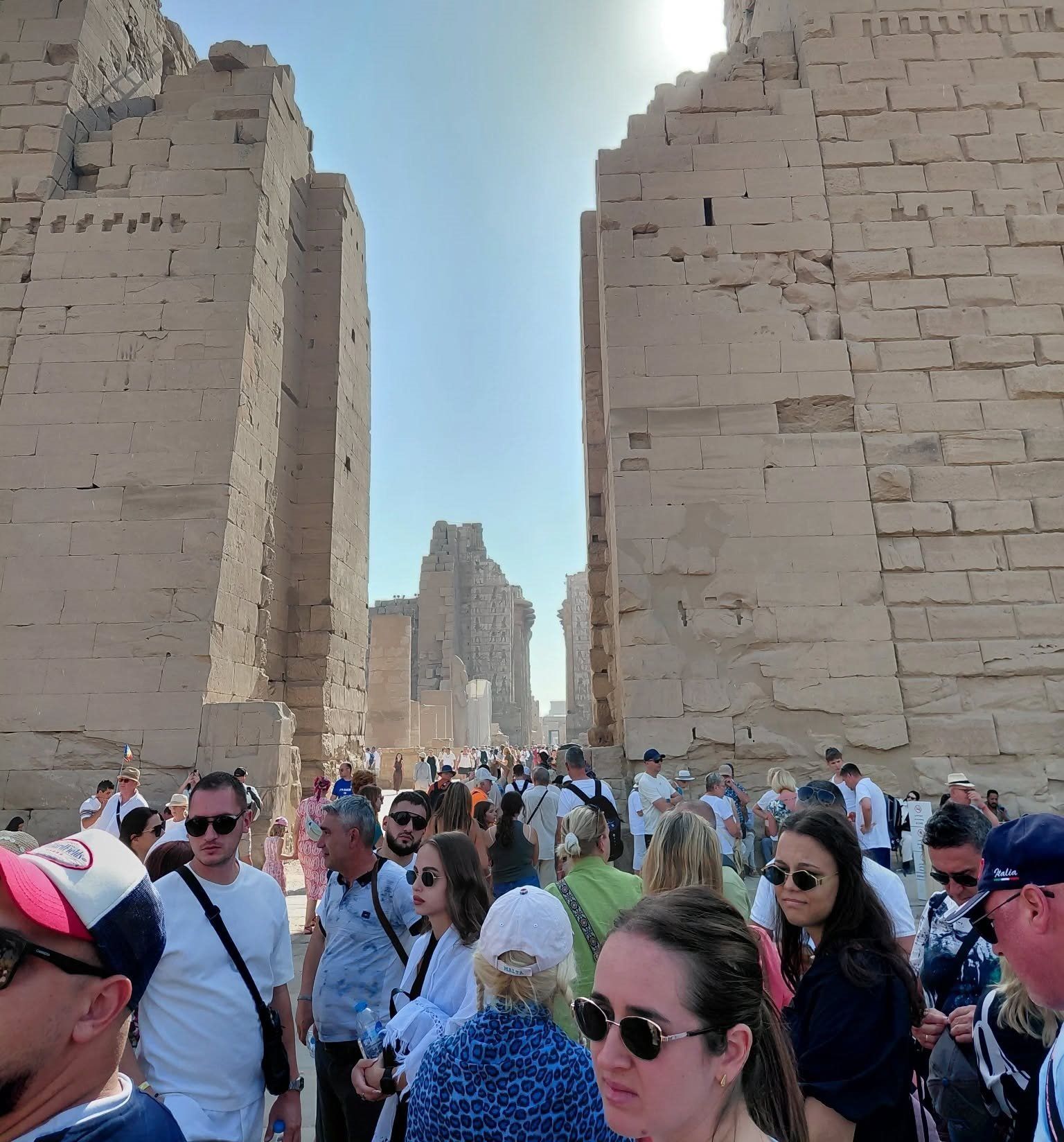 إقبال سياح العالم فى قلب معابد الكرنك إقبال سياح العالم فى قلب معابد الكرنك