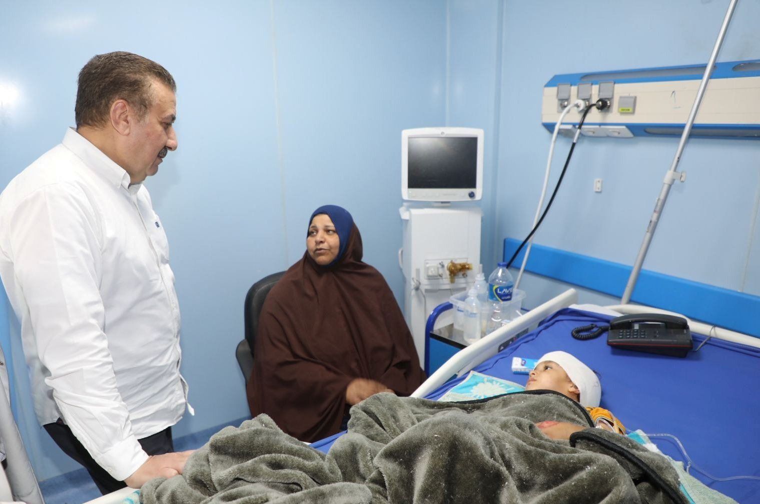 المحافظ أثناءجولة