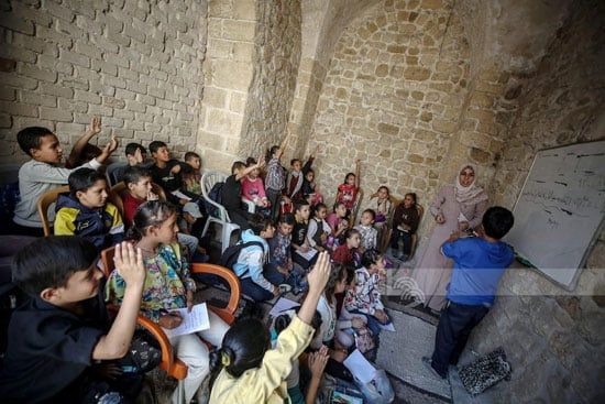 طلاب فى مدرسة الكمالية الأثرية بحى الزيتون طلاب فى مدرسة الكمالية الأثرية بحى الزيتون