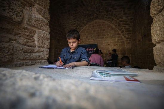 طفل داخل فصل فى مدرسة الكمالية الأثرية طفل داخل فصل فى مدرسة الكمالية الأثرية