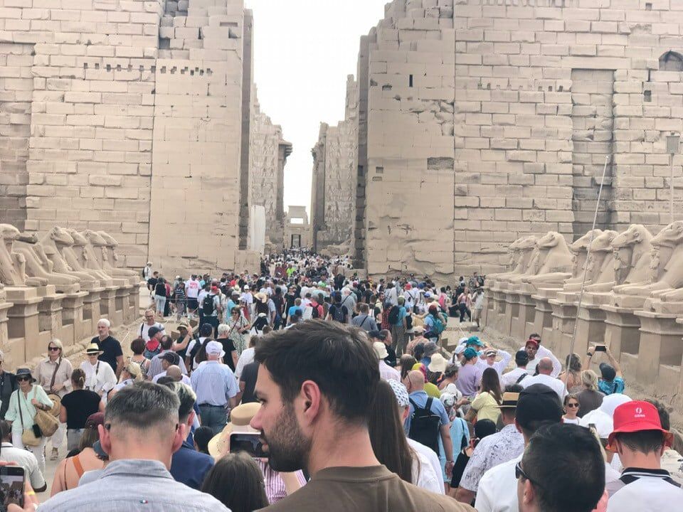 جانب من الإقبال السياحي فى قلب معابد الأقصر جانب من الإقبال السياحي فى قلب معابد الأقصر