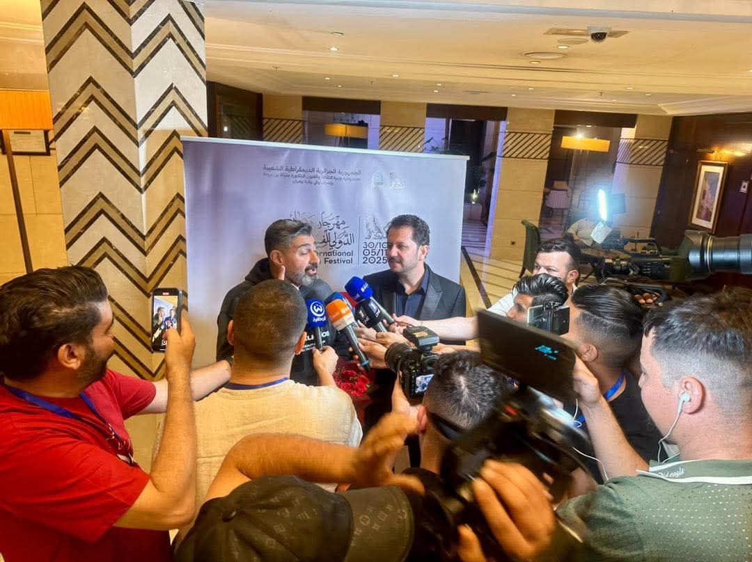 وسائل الاعلام تلتف حول النجم ياسر جلال فور وصوله الجزائر لتكريمه بمهرجان وهران وسائل الاعلام تلتف حول النجم ياسر جلال فور وصوله الجزائر لتكريمه بمهرجان وهران