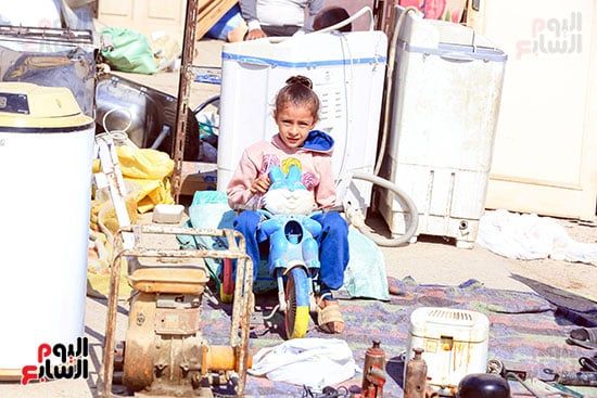 طفالة تركب دراجة بخارية من سوق الخردة