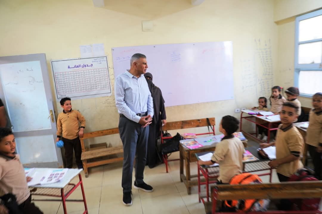 محافظ أسوان داخل الفصول محافظ أسوان داخل الفصول