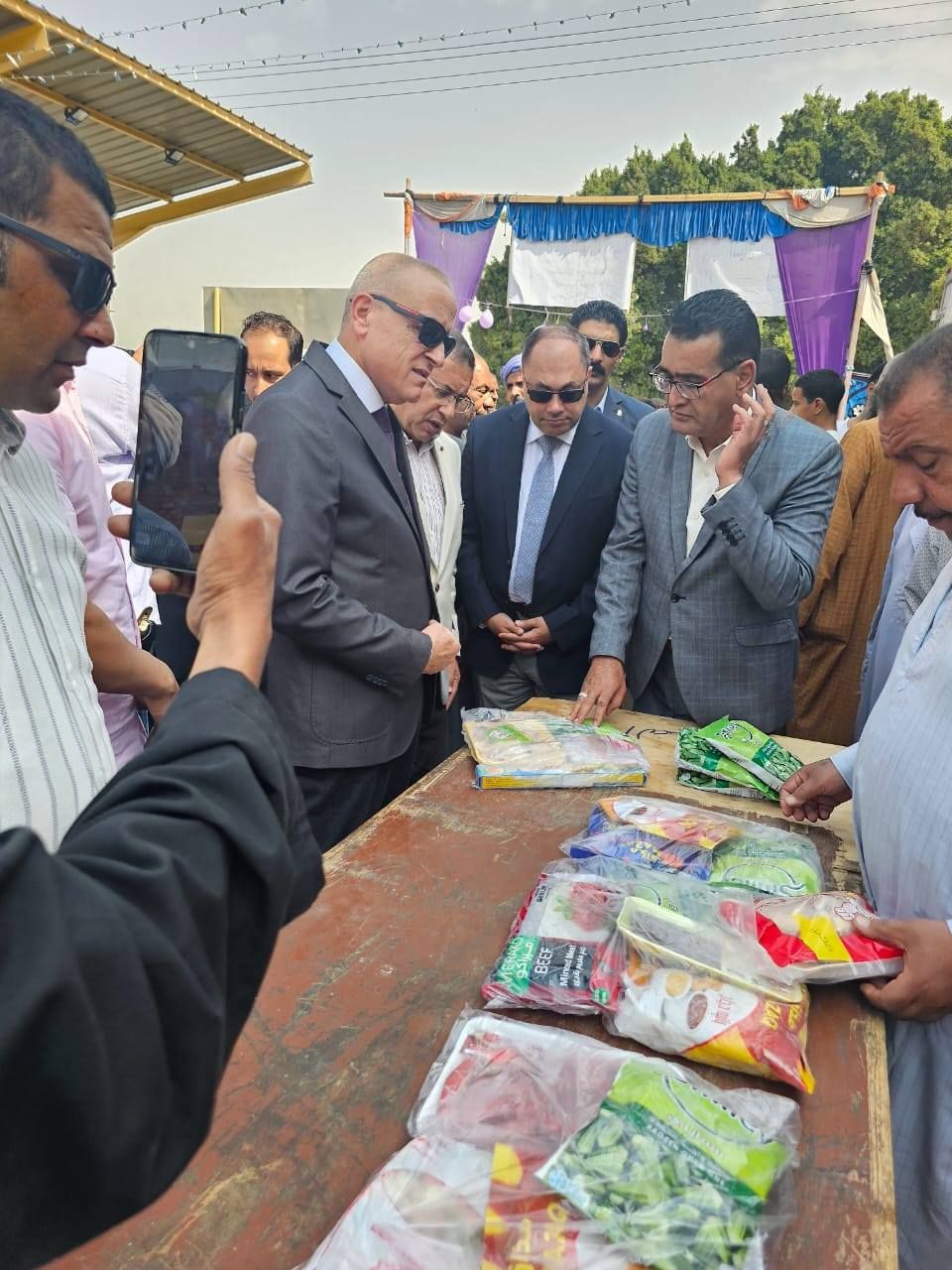 جولة المحافظ فى سوق اليوم الواحد رقم (39) بقرية الشغب بإسنا جولة المحافظ فى سوق اليوم الواحد رقم (39) بقرية الشغب بإسنا