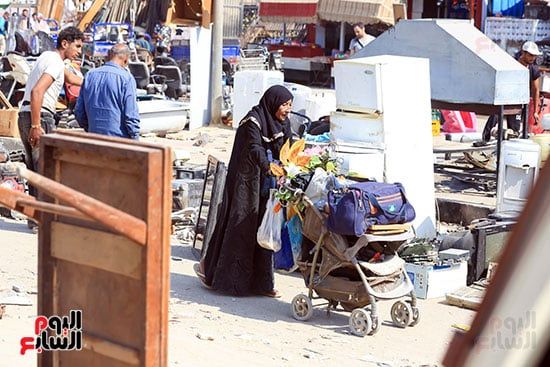 سيدة تتجول للشراء من السوق