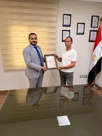 المواطن شريف بدر صاحب واقعة رفع علم دولة ألبانيا من على الأرض (5) المواطن شريف بدر صاحب واقعة رفع علم دولة ألبانيا من على الأرض (5)