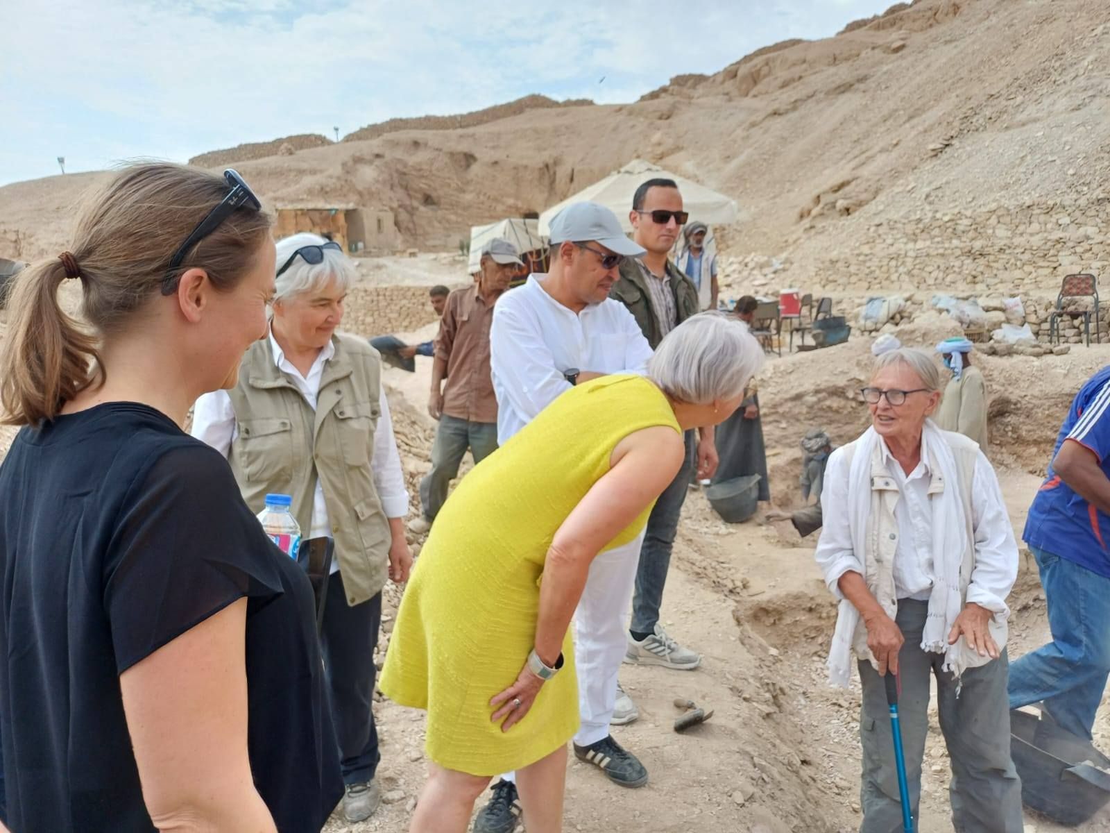 جانب من جولات المستشارة الفيدرالية السويسرية لأعمال البعثات غرب الاقصر