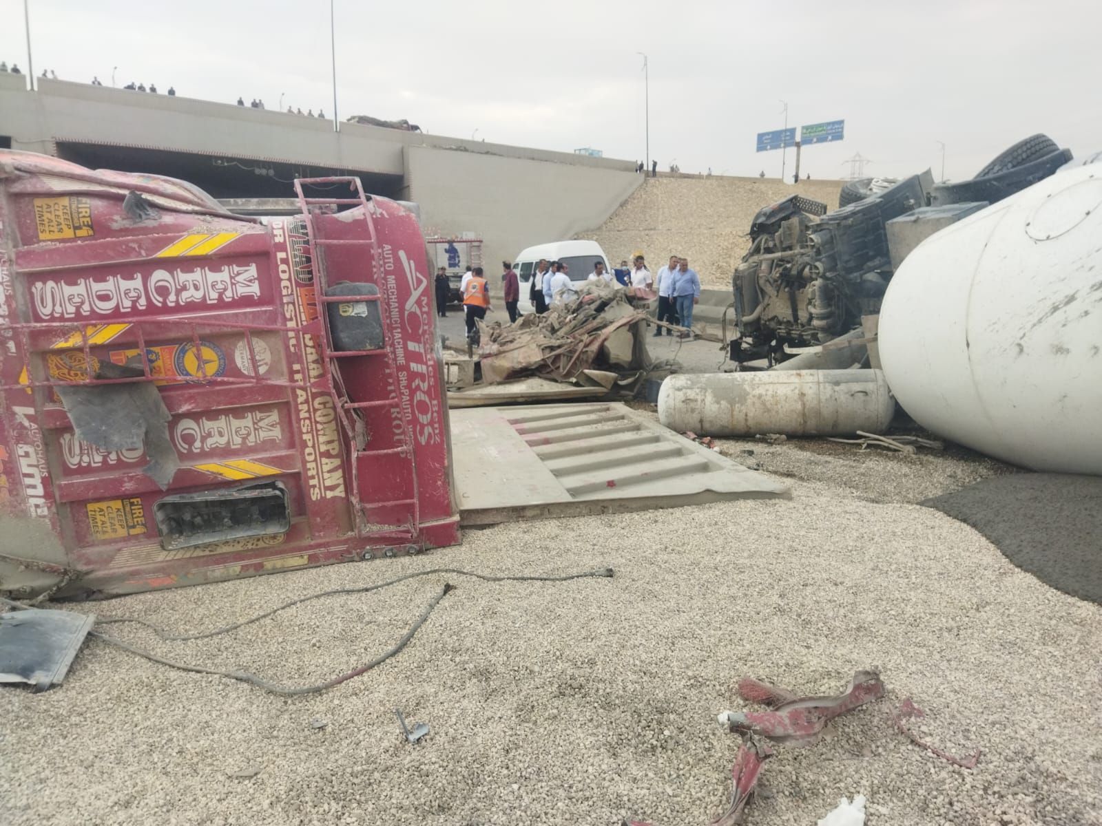 حادث تصادم سيارات أسفل نفق الاوسطى من طريق الاوتوستراد (2) حادث تصادم سيارات أسفل نفق الاوسطى من طريق الاوتوستراد (2)