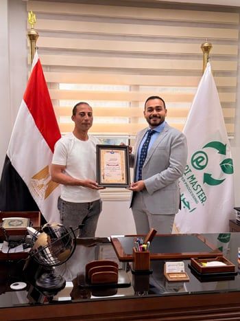 المواطن شريف بدر صاحب واقعة رفع علم دولة ألبانيا من على الأرض (4) المواطن شريف بدر صاحب واقعة رفع علم دولة ألبانيا من على الأرض (4)