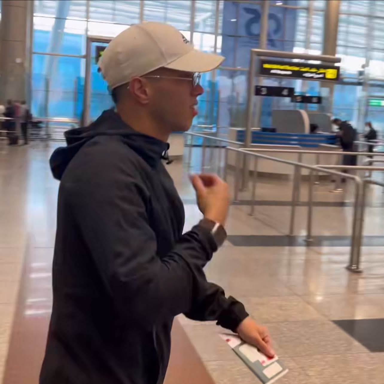 امام عاشور لاعب الاهلي في المطار امام عاشور لاعب الاهلي في المطار