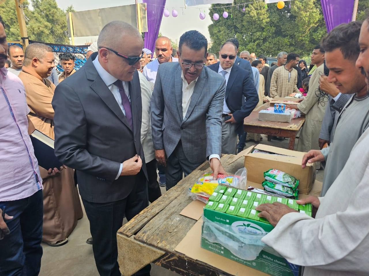 سوق اليوم الواحد رقم (39) بقرية الشغب بإسنا لتوفير سلع بأسعار مخفضة سوق اليوم الواحد رقم (39) بقرية الشغب بإسنا لتوفير سلع بأسعار مخفضة