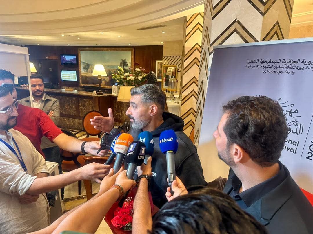 استقبال حافل بالنجم ياسر جلال فور وصوله الجزائر لتكريمه بمهرجان وهران (1) استقبال حافل بالنجم ياسر جلال فور وصوله الجزائر لتكريمه بمهرجان وهران (1)