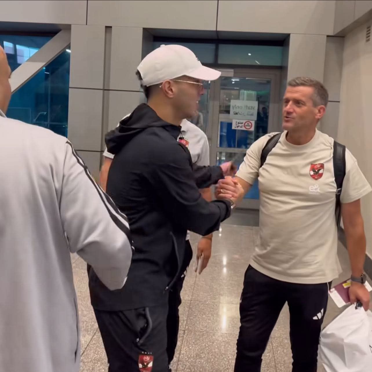 امام عاشور لاعب الاهلي مع الجهاز الفني امام عاشور لاعب الاهلي مع الجهاز الفني