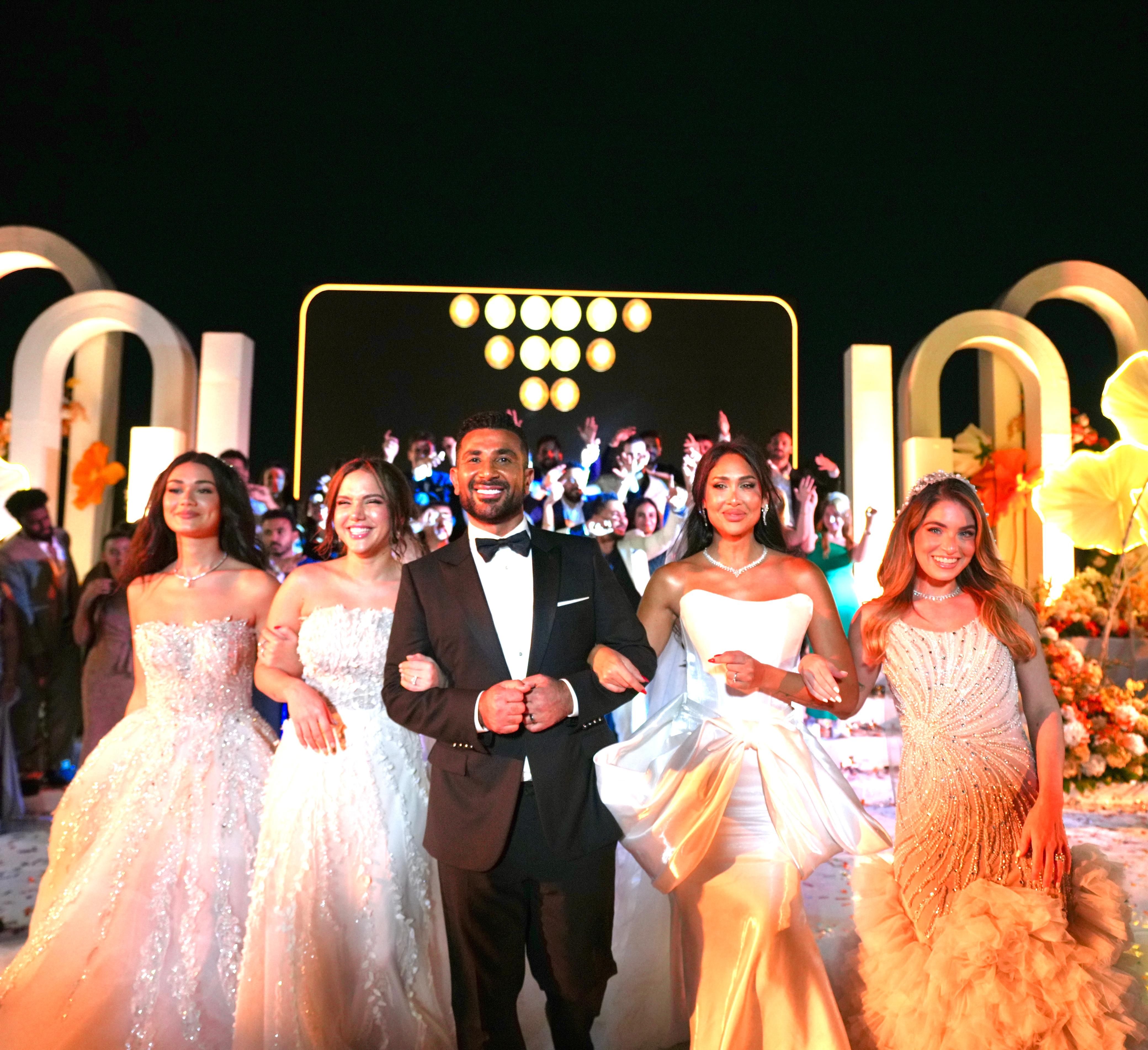 أحمد سعد ببدلة زفاف يتوسط 4 قمرات (1)