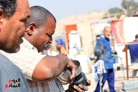 يعاين الخردة