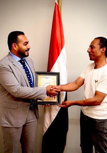 المواطن شريف بدر صاحب واقعة رفع علم دولة ألبانيا من على الأرض (3) المواطن شريف بدر صاحب واقعة رفع علم دولة ألبانيا من على الأرض (3)