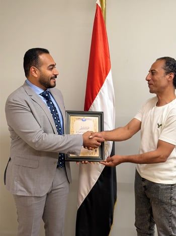 المواطن شريف بدر صاحب واقعة رفع علم دولة ألبانيا من على الأرض (1) المواطن شريف بدر صاحب واقعة رفع علم دولة ألبانيا من على الأرض (1)