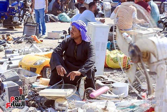 تاجر ينتظر بيع الخردة