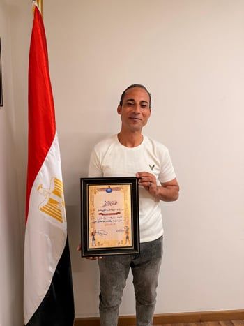 المواطن شريف بدر صاحب واقعة رفع علم دولة ألبانيا من على الأرض (2) المواطن شريف بدر صاحب واقعة رفع علم دولة ألبانيا من على الأرض (2)