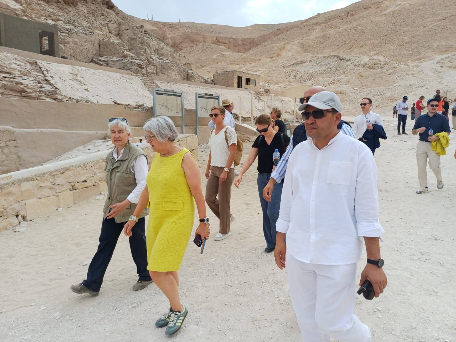 المستشارة الفيدرالية السويسرية في زيارة للمعالم الأثرية غرب الأقصر