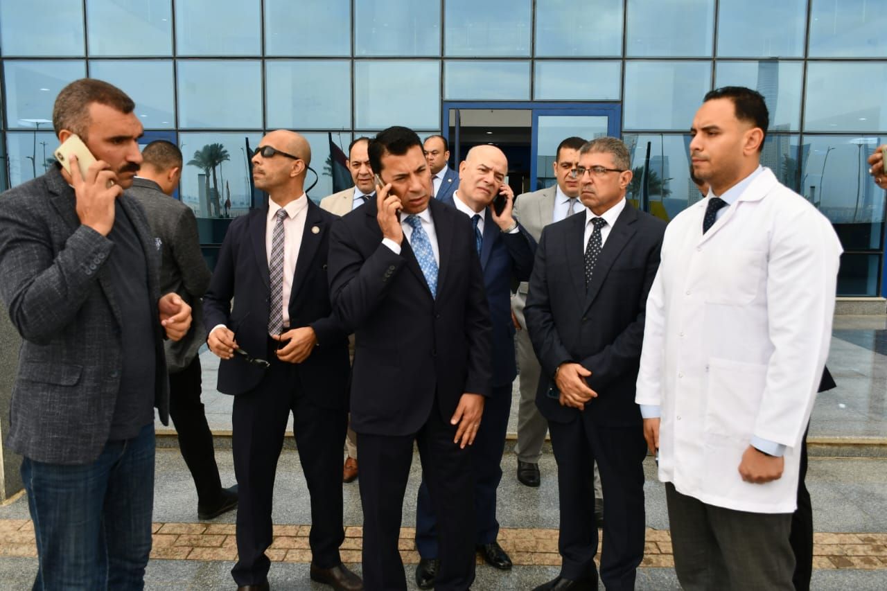 وزير الرياضة يطمئن على المصابين وزير الرياضة يطمئن على المصابين