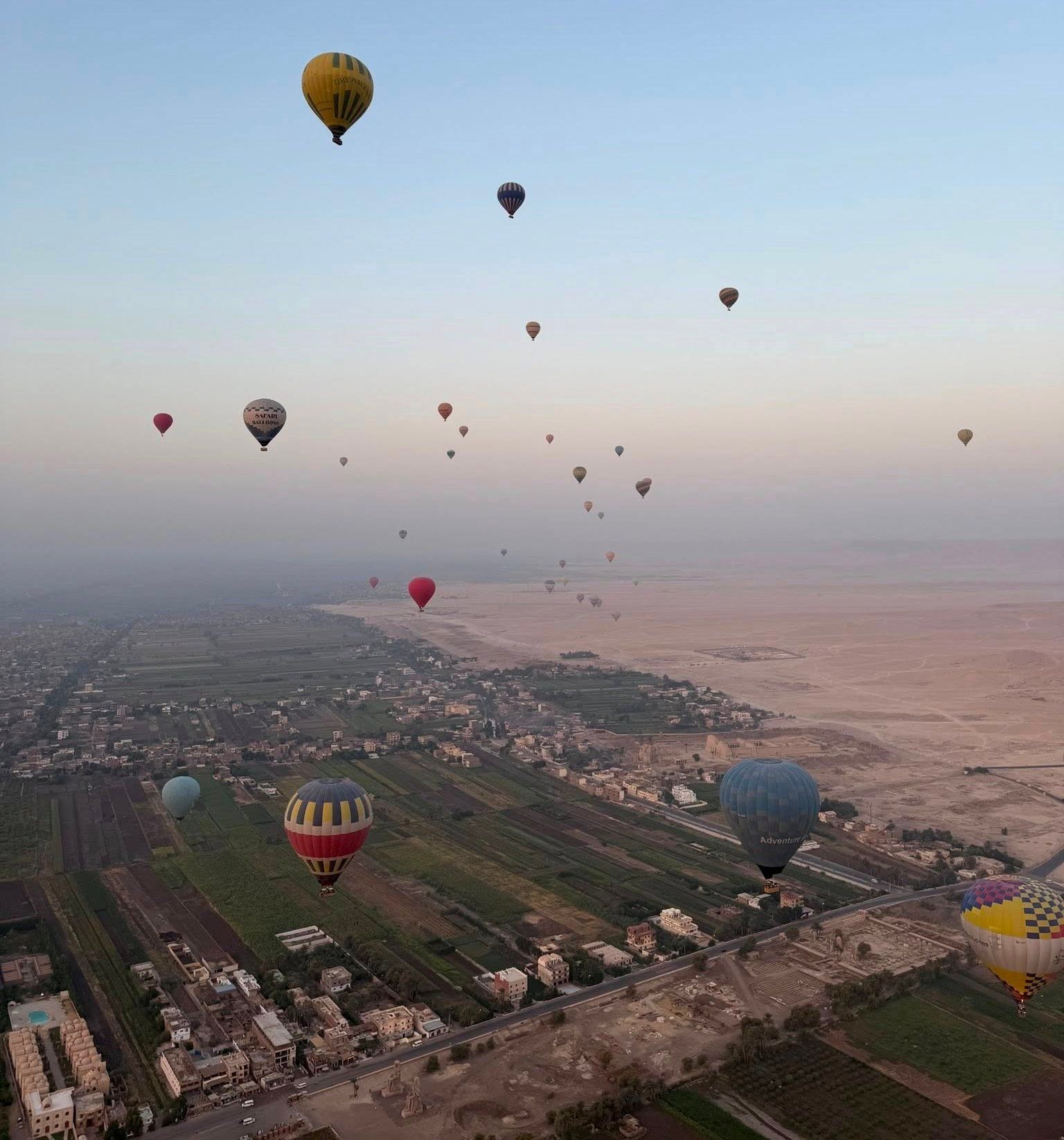 أجواء عظيمة لتحليق رحلات البالون الطائر بالأقصر أجواء عظيمة لتحليق رحلات البالون الطائر بالأقصر