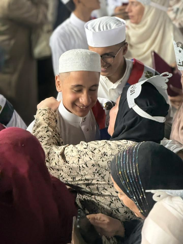 فرحة الأمهات خلال التكريم فرحة الأمهات خلال التكريم