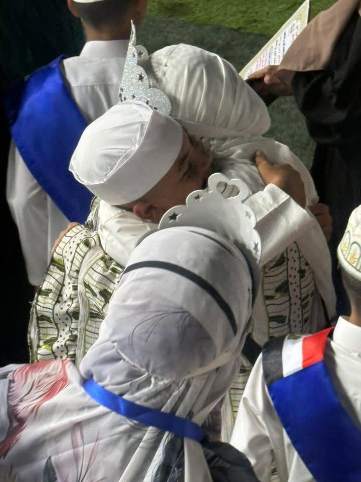 تتويج الأمهات خلال الاحتفالية تتويج الأمهات خلال الاحتفالية