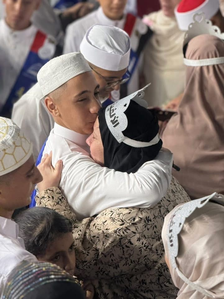 فرحة الطلاب والأمهات خلال الاحتفالية فرحة الطلاب والأمهات خلال الاحتفالية