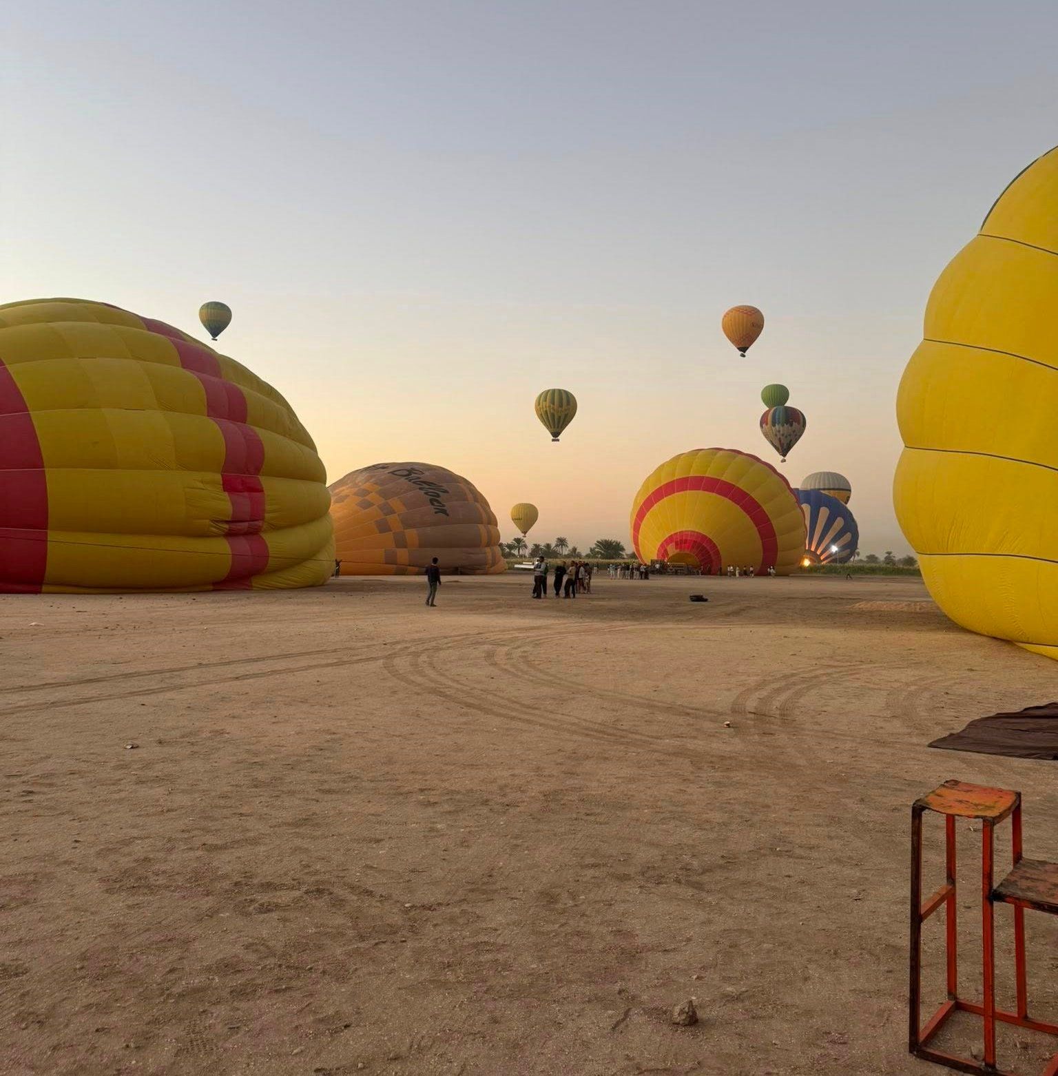 تجهيز رحلات البالون الطائر قبل التحليق بالسماء تجهيز رحلات البالون الطائر قبل التحليق بالسماء