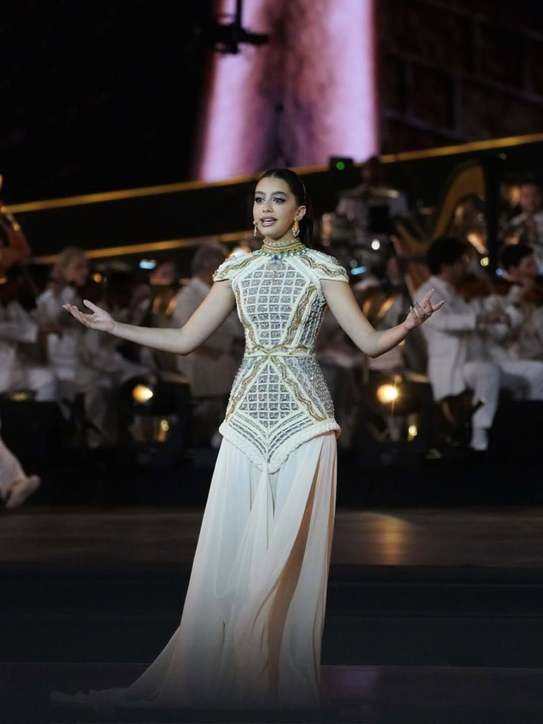 ياسمينا خلال الحفل