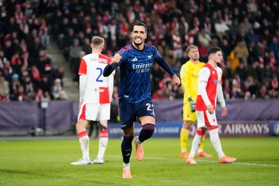 حتفال ميكيل ميرينو بالهدف حتفال ميكيل ميرينو بالهدف