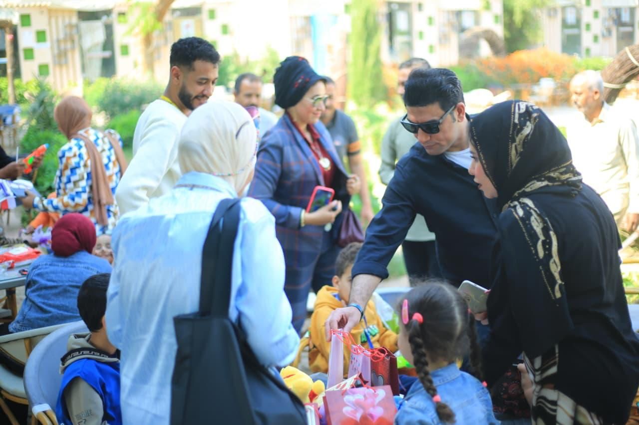 نائب المحافظ مع الاطفال نائب المحافظ مع الاطفال