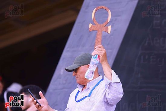 زائر يحمل مفتاح الحياة