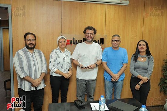 المتجول مع رئيس التحرير وهمت سلامة رئيس التحرير التنفيذي والزملاء المتجول مع رئيس التحرير وهمت سلامة رئيس التحرير التنفيذي والزملاء