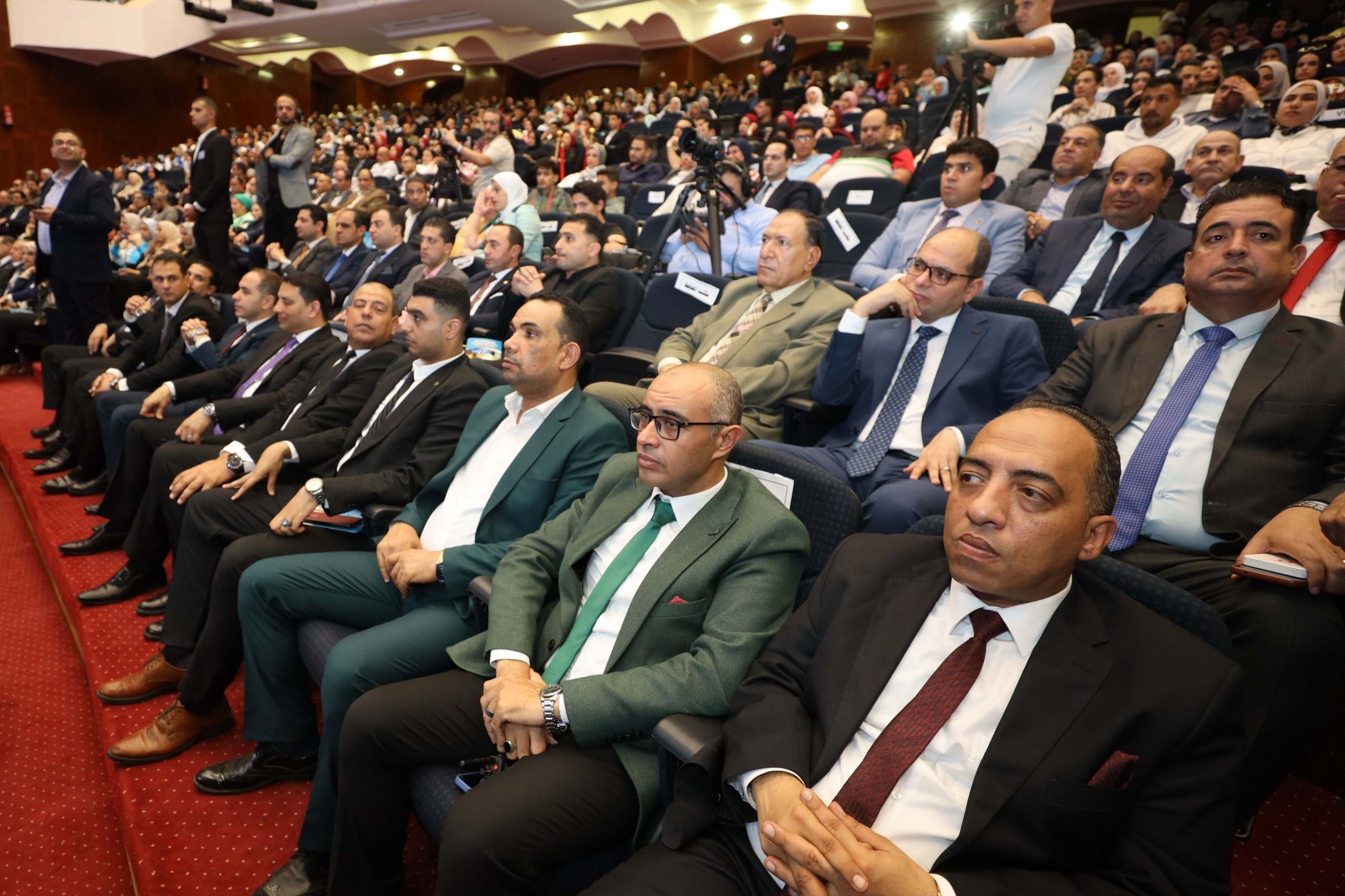 الحضور خلال الاحتفال بالعيد القومي الحضور خلال الاحتفال بالعيد القومي