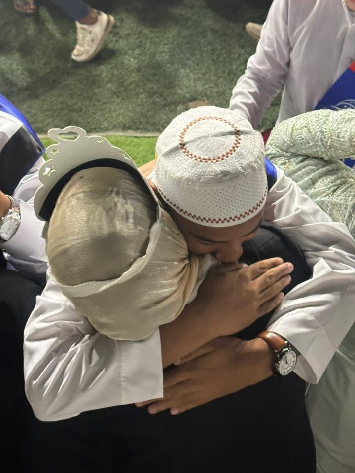 فرحة حفظة القرآن الكريم بأمهاتهم فرحة حفظة القرآن الكريم بأمهاتهم